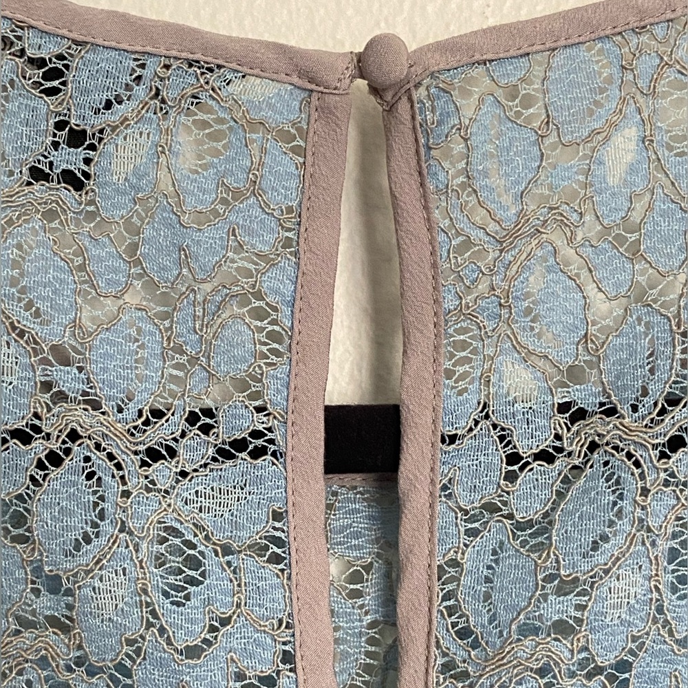 Blue Lace Sleeveless Blouse - Picture 3 of 7